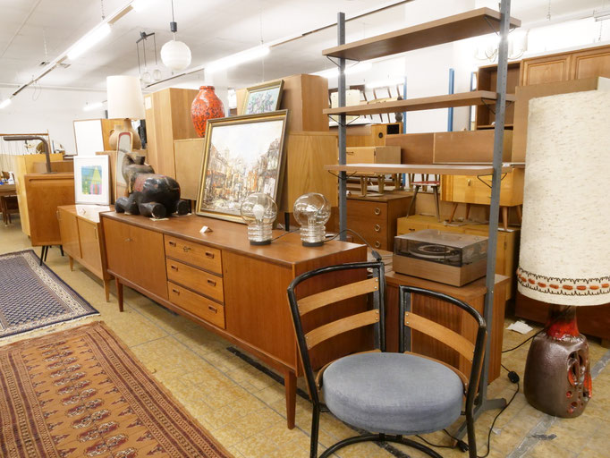 Mid-Century Sideboard und Aufbewahrungsmöbel in der Möbelhalle Edenkoben