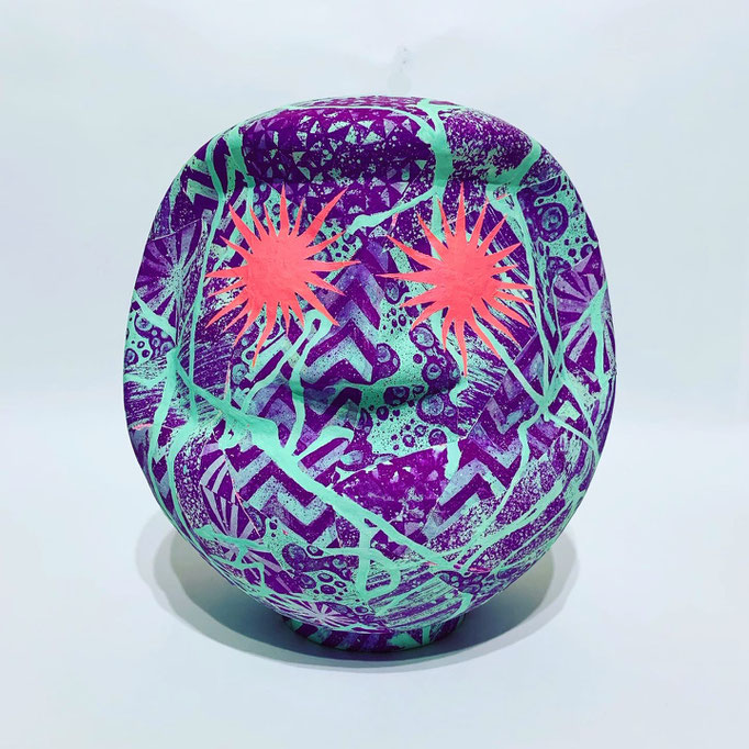 キヅク 235×195×170mm /  acrylic on daruma / 2020