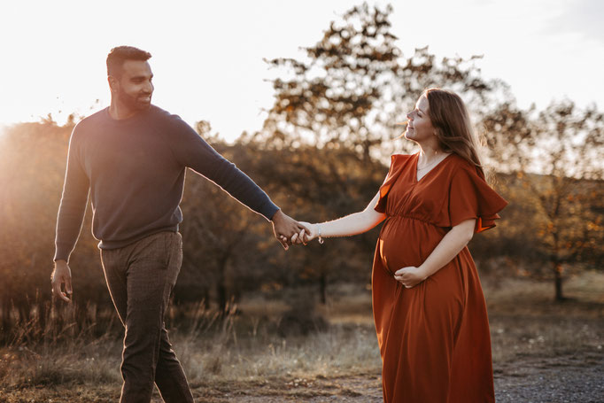 Schwangerschaftsfotograf in Hessen fotografiert Paar mit Babybauch