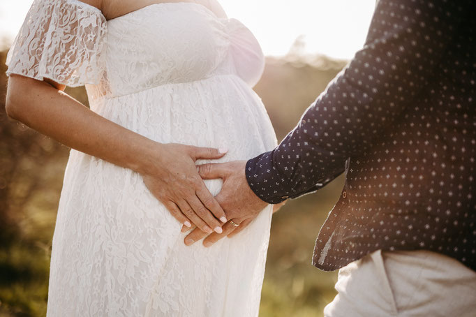 Hände auf Babybauch während Schwangerschaftsfotografie in Gießen