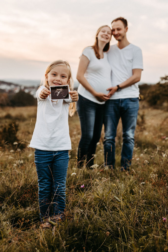 Schwangerschaftsfotografie in Wetzlar mit Familie im Freien