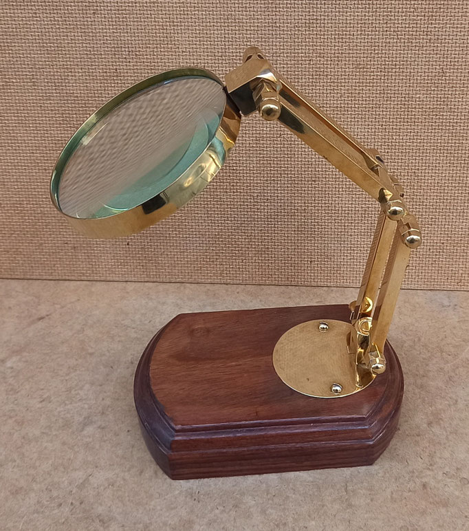 Lupa de mesa regulable madera y latón. Ref 79087. 20(altura máxima)x13,5x8,5