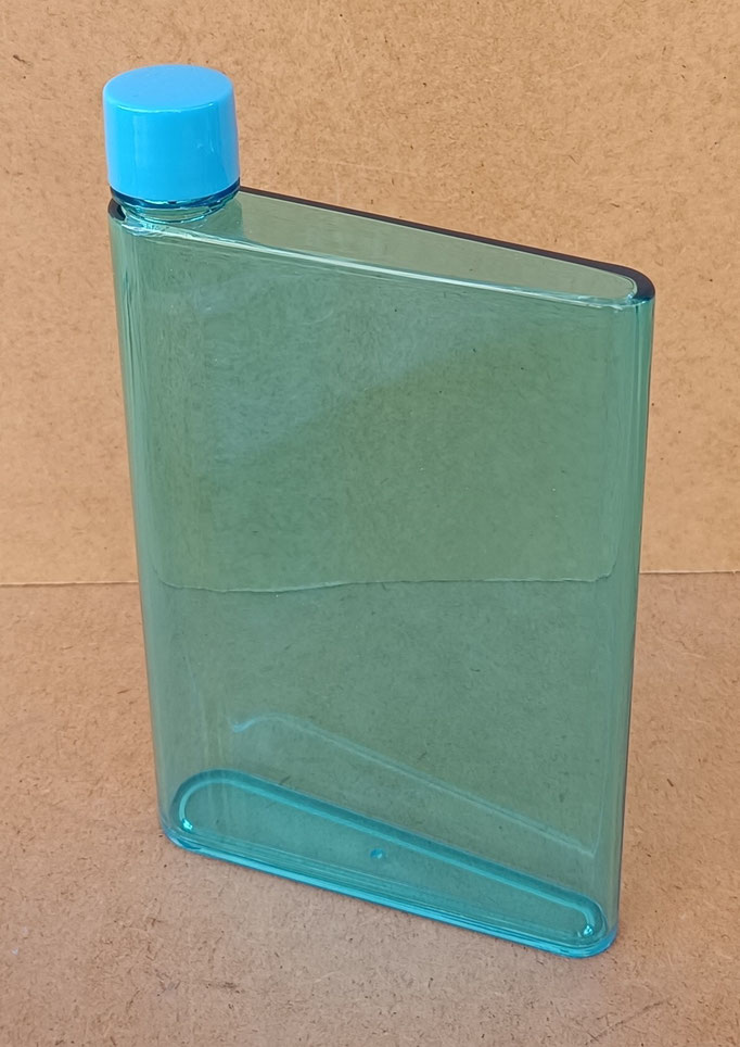 Botella plástico portátil azul. Ref BNA002. 21,5x13x3,3. 450 ml.