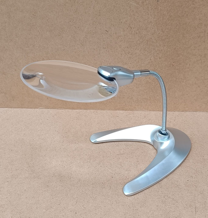 Lupa de mesa con luz. Ref 42118. 21x15x33. 13 cms diámetro. 2 aumentos 