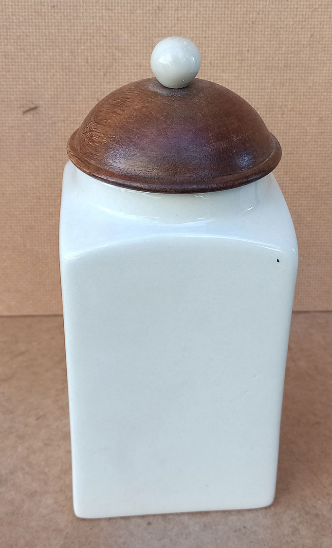 Tarro de cerámica con tapa. Ref FI 1416/01. 20x10x10