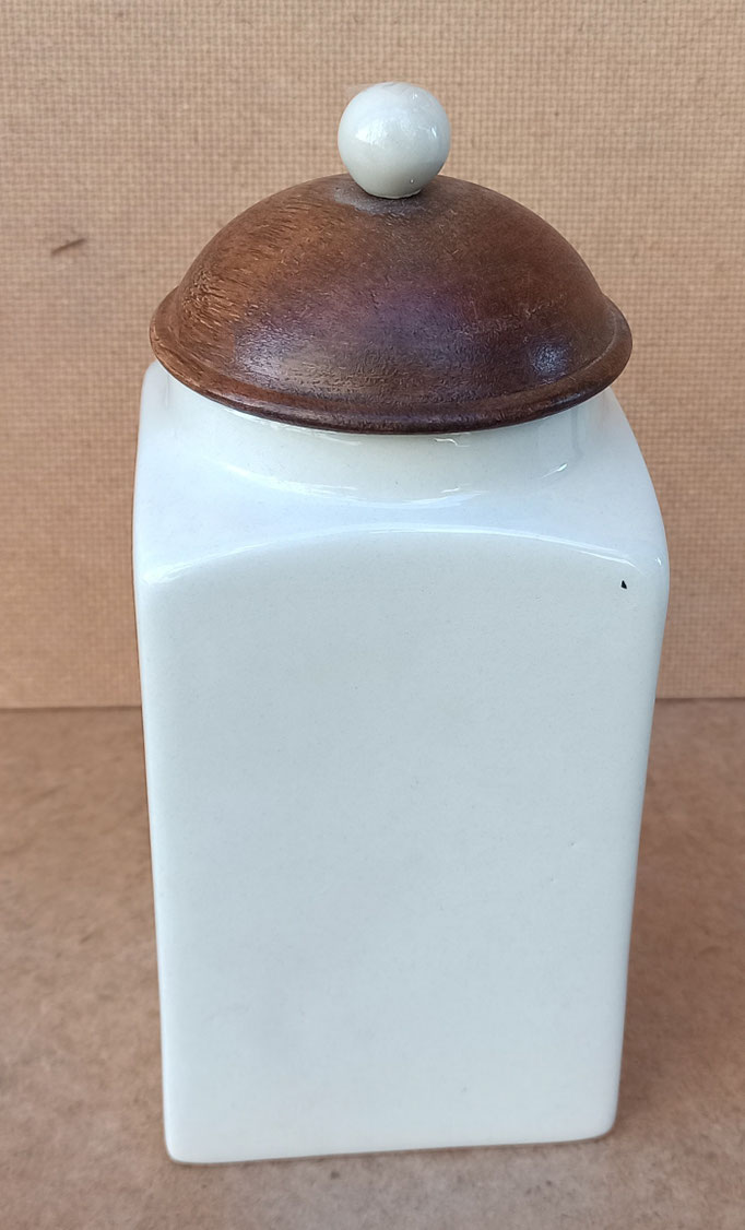 Tarro de cerámica con tapa. Ref FI1416. 20x10x10