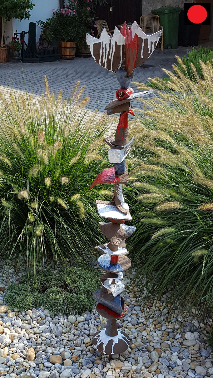 „Gartenstele“ Säule aus 25 strukturierten Keramikteilen zusammengesetzt, 3 färbig glasiert, auf Stahlstange aufgebaut,  125 cm hoch 