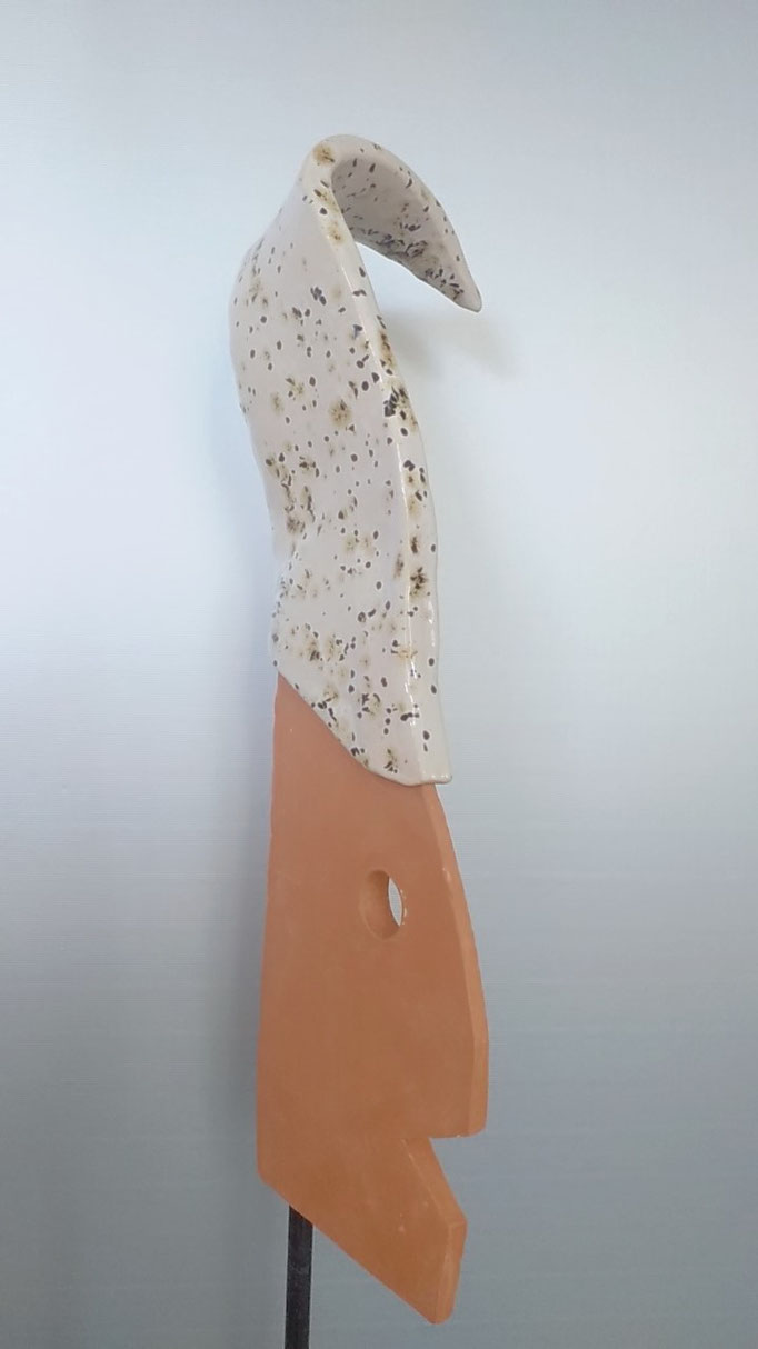„Gartenzwerg mit Mütze“ Keramik aus rotem Ton. Mütze bunt glasiert,  47cm hoch