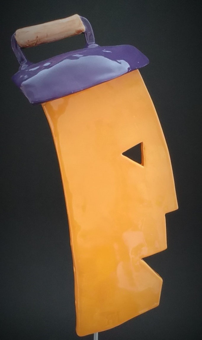 „Mit Bügeleisen auf dem Kopf“ Keramik aus weißem Ton orange und violett glasiert, 34cm hoch.