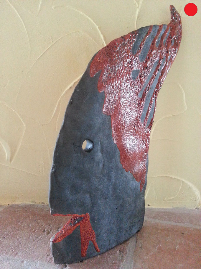 "Wichtel" RAKU Keramik aus dunklem Ton teilweise rot glasiert,  33 cm hoch 