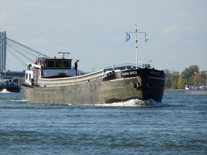 Motorvrachtschip Bona Spes met ENI-nummer 02103552 op de Waal
