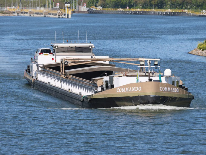 Motorvrachtschip Commando met ENI-nummer 02312674, bouwjaar 1957, varend onder Nederlandse vlag.