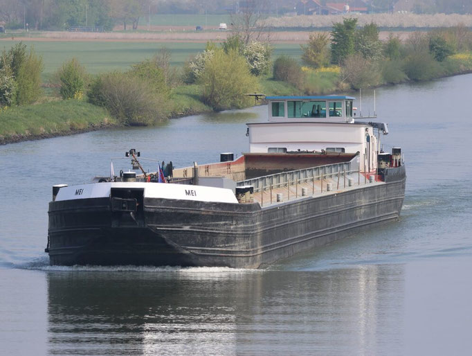 Motorbeunschip  Mei ENI 03350507 op het Julianakanaal