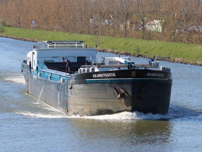 Motorbeunschip Krabbenkreek met ENI-nummer 02324672, varend onder Nederlandse vlag.