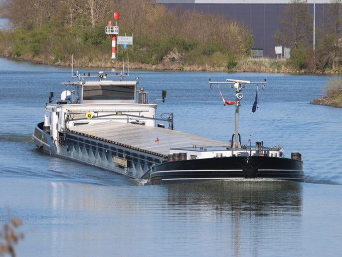 Motorvrachtschip Miraka met ENI-nummer 02205054 Julianakanaal