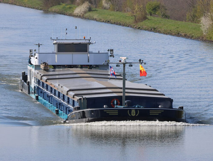 Motorvrachtschip Helena-Jantine met ENI-nummer 02314002, varend onder Nederlandse vlag