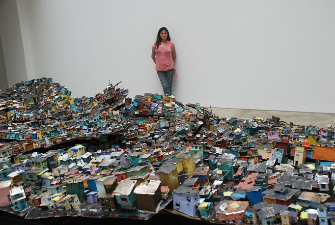 Hema Upadhyay avec son installation Dream a wish-wish a dream, 2006.