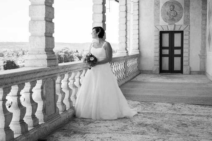 Schwarz-weiss Fotografie einer Braut mit Brautstrauss