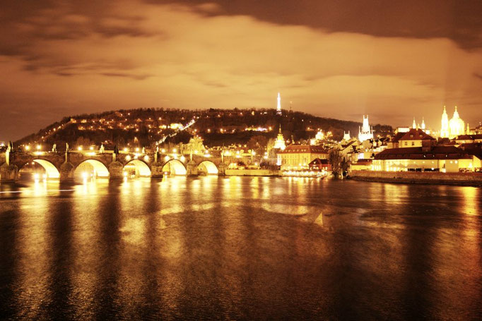 Kalrsbrücke bei Nacht