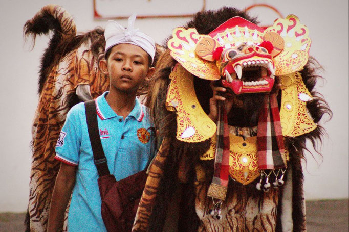 Prozession in den Straßen von Ubud
