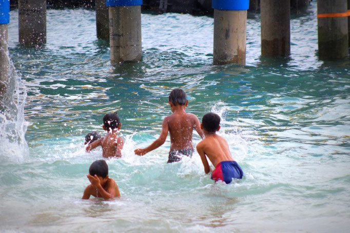 Spielende Kinder auf Gili Air