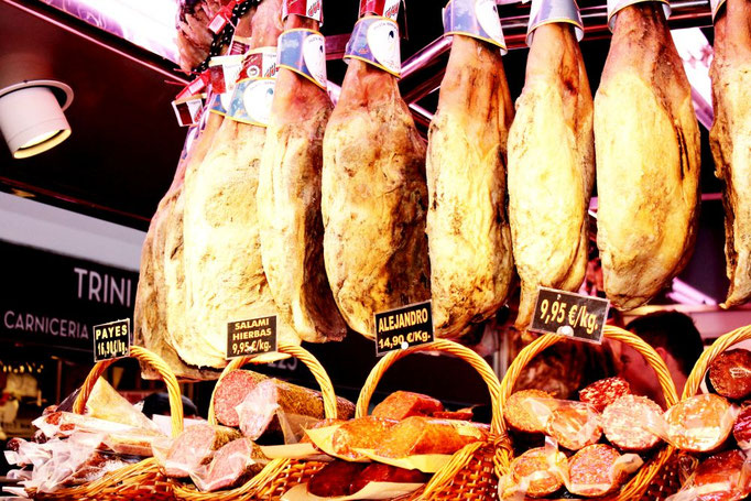 Serrano Schinken auf dem Markt in Bilbao