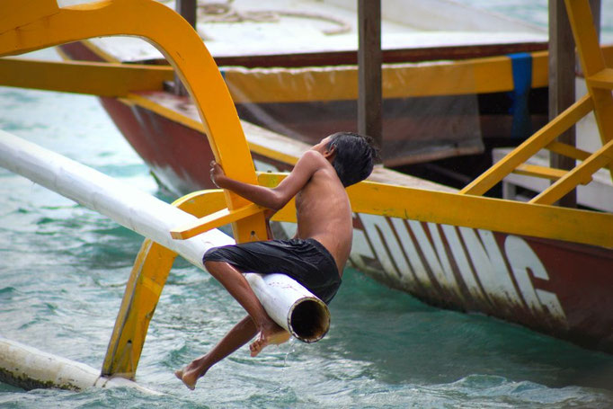 Spielende Kinder auf Gili Air