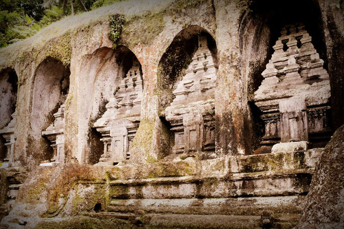 In den Fels gehauene Schreine am Gunung Kawi Tempel