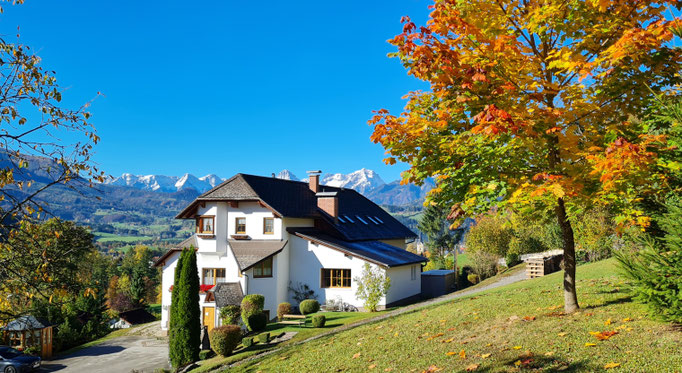 Haus Löger Apartments im Herbst