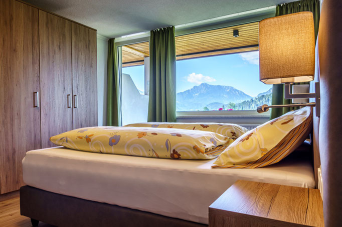 Schlafzimmer 1 mit Doppelboxspringbett und Couch
