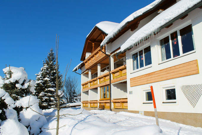 Südbalkone im Winter - Haus Löger Apartments - Windischgarsten
