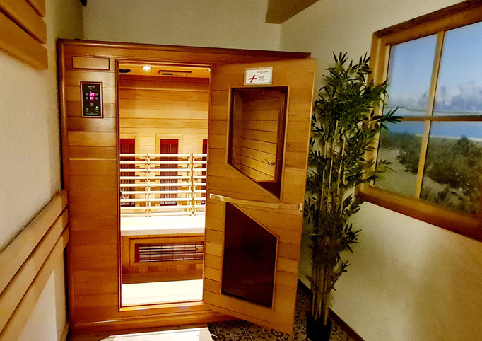 Infrarotkabine in der Wellnesszone (Indoor-Almhütte)