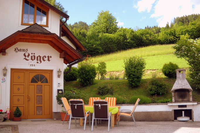 Terrasse und Grillplatz vor dem Haus Löger Apartments - Windischgarsten