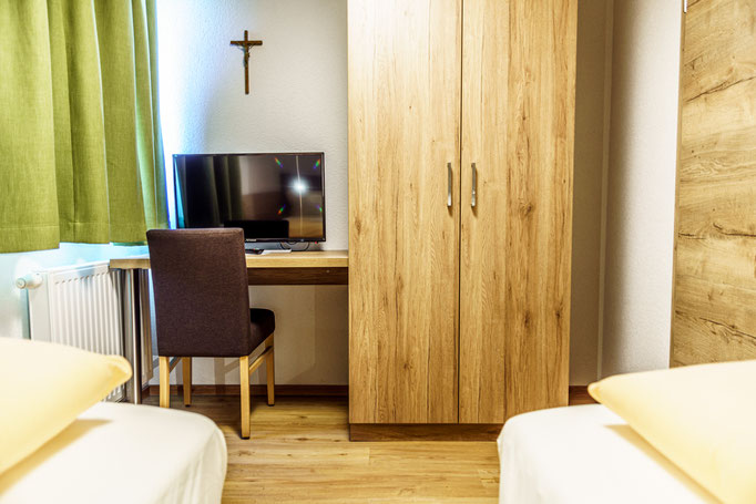 Kinderzimmer mit TV und Schreibtisch in Apartment D Priel