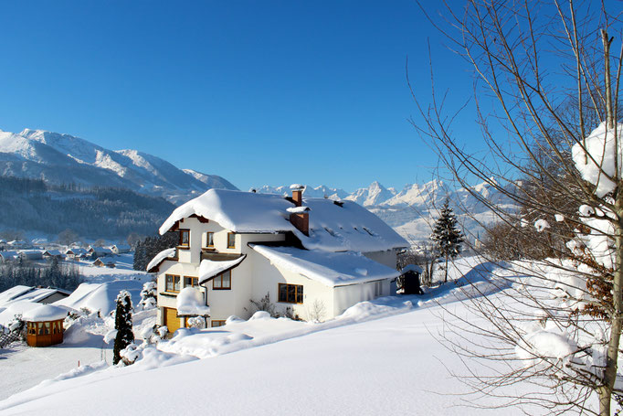 Haus Löger Apartments im Winter mit Traumaussicht - Windischgarsten