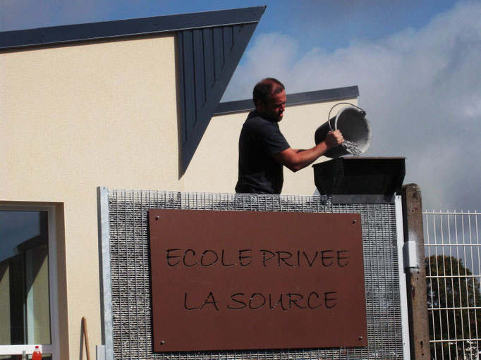remplissage de la clôture avec du gravier 