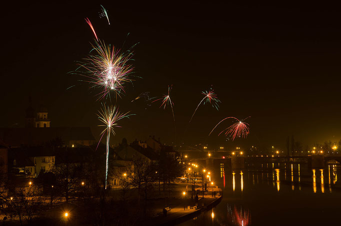 Kitzingen am Main, Feuerwerk zum Jahreswechsel 2013/14 (links der Untere Mainkai, im Hintergrund die Alte Mainbrücke, rechts das ehemalige Gartenschaugelände)