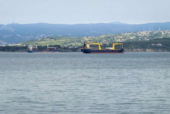 Die Frachter warten auf das OK führt die Einfahrt in den Hafen von Koper