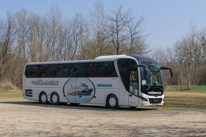 Einsam und verlassen steht der Hümmer Bus auf dem Waldparkplatz