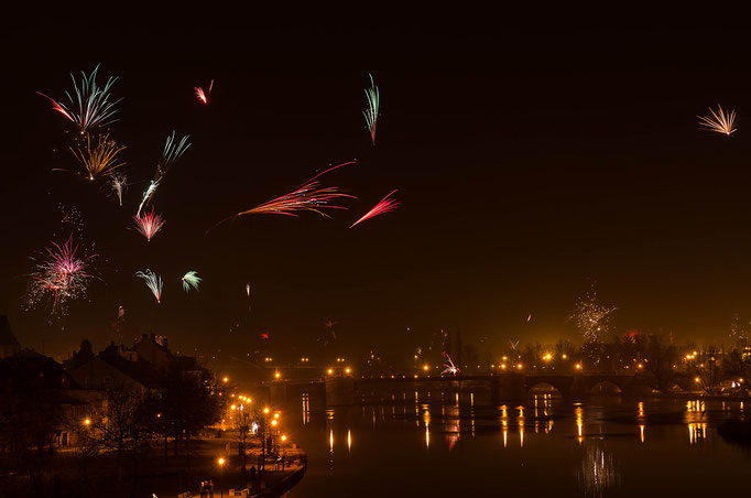 Kitzingen am Main, Feuerwerk zum Jahreswechsel 2013/14 (links der Untere Mainkai, im Hintergrund die Alte Mainbrücke, rechts das ehemalige Gartenschaugelände)