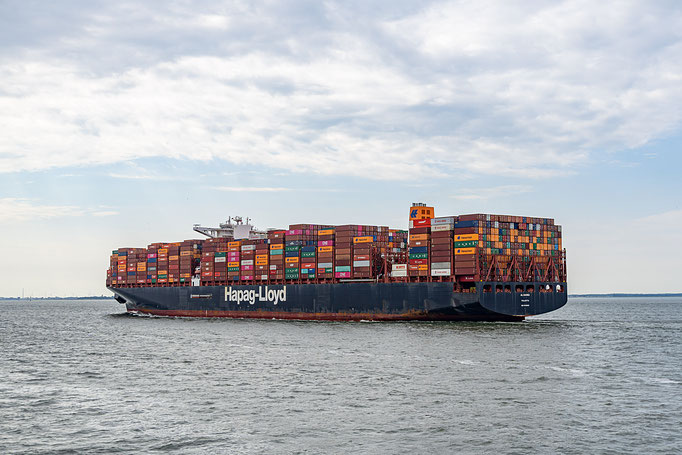 Containerschiff der Reederei Hapag-Lloyd