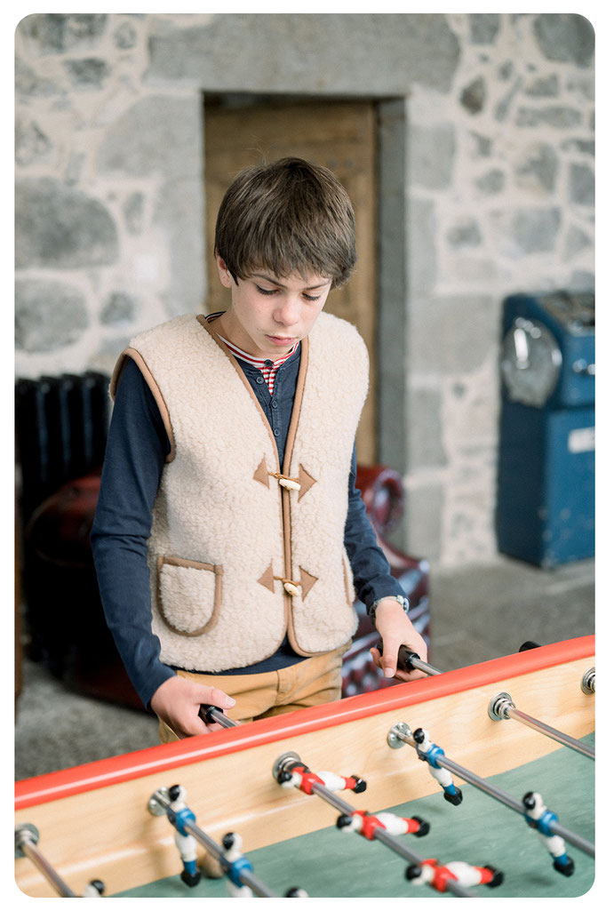 gilet en laine de mouton façon gilet de berger pour enfant sans manche