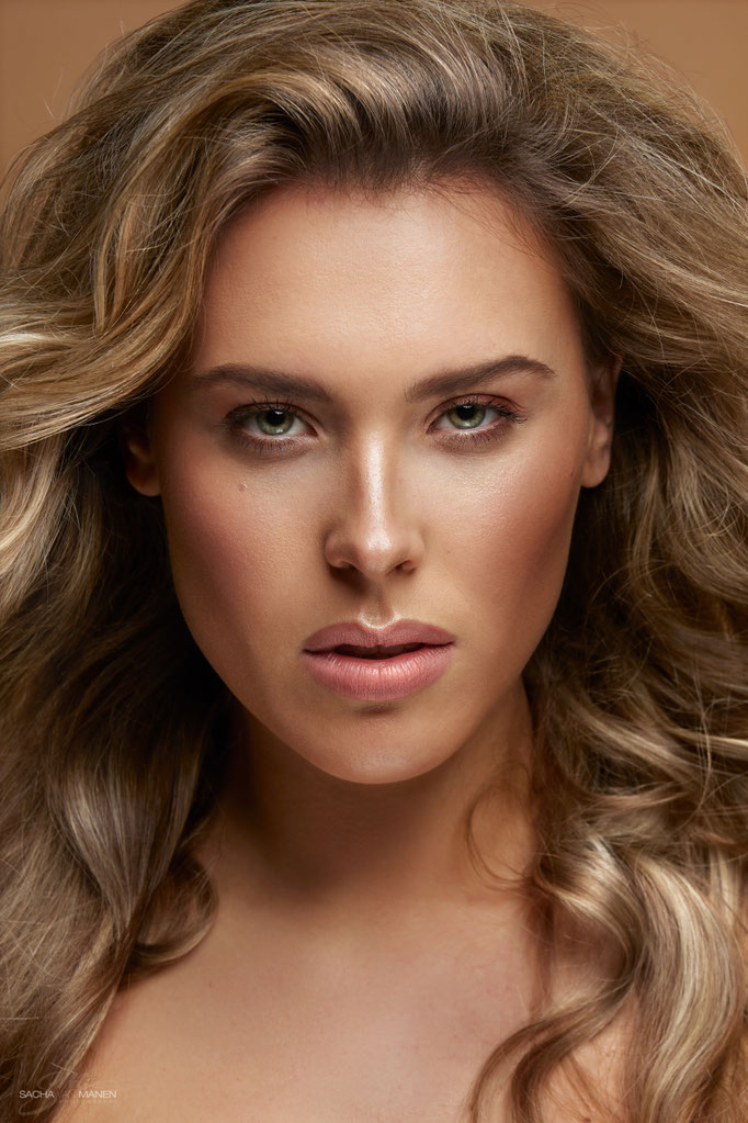 Fotograaf: Sacha van Manen- Model: Romy van Boxtel- Make-up & haar: Jacqueline Huijssoon