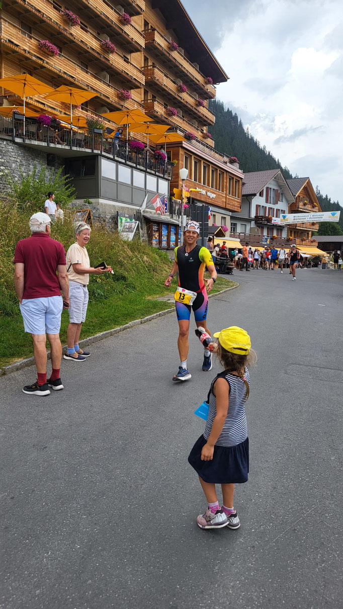 Unterstützung in Mürren - mit Cola und Glocke zum Anfeuern!