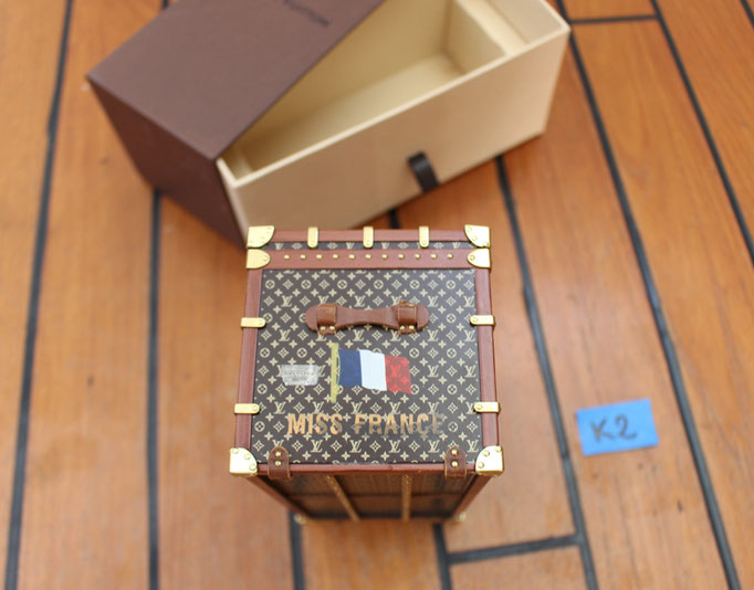Magnifique mini-reproduction LOUIS VUITTON de la malle courrier de Miss France