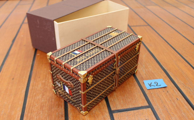 Magnifique mini-reproduction LOUIS VUITTON de la malle courrier de Miss France