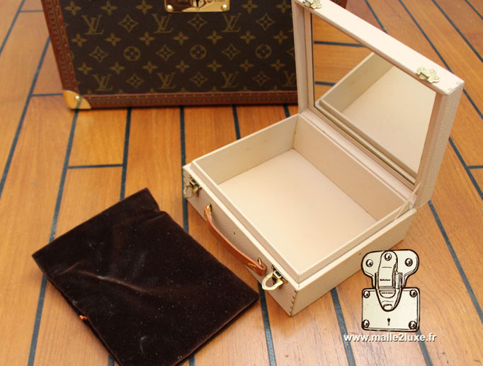 Vanity Louis Vuitton coussin a bijoux