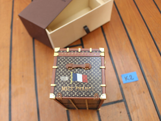 Magnifique mini-reproduction LOUIS VUITTON de la malle courrier de Miss France
