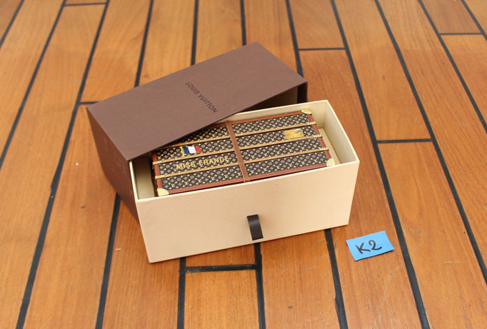 Magnifique mini-reproduction LOUIS VUITTON de la malle courrier de Miss France