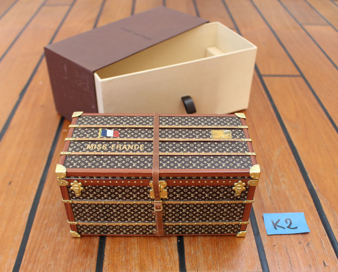 Magnifique mini-reproduction LOUIS VUITTON de la malle courrier de Miss France